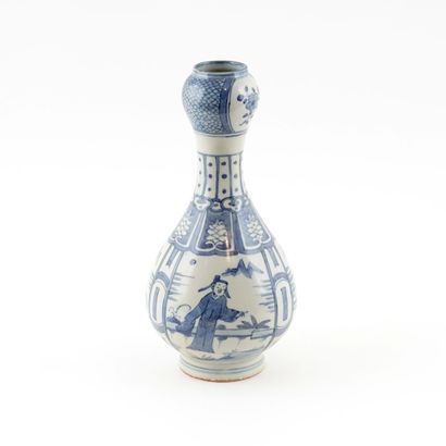 null CHINE / CHINA

Vase Suantouping bleu et blanc. Marque du règne de Chia-ch'ing....