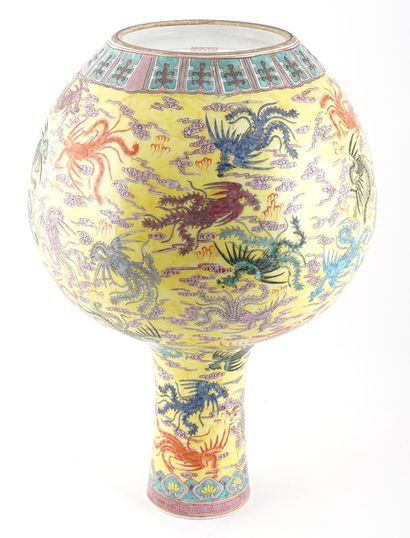 null CHINE / CHINA 

Important yellow baluster vase with some phoenix depicted on...