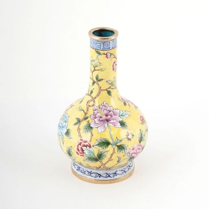 null CHINE / CHINA

Scholar's vase in enamelled copper with yellow background. Ch'ieng-lung...