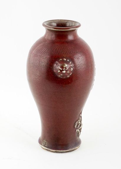 null CHINE / CHINA

Ox blood glazed vase decorated with a plum tree. 

Height : 28cm...