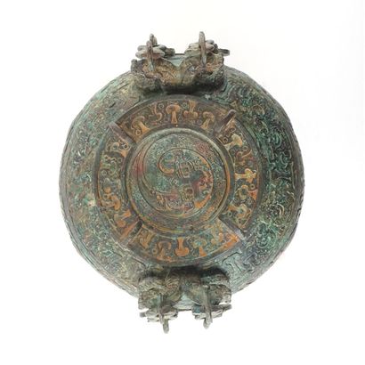 null CHINE / CHINA

Archaic bronze ritual vessel. 

Height : 22cm - 8 5/8"