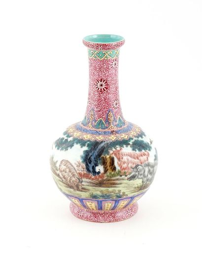 null FAMILLE ROSE

Famille Rose vase decorated with some wild goats.

Height : 19cm...