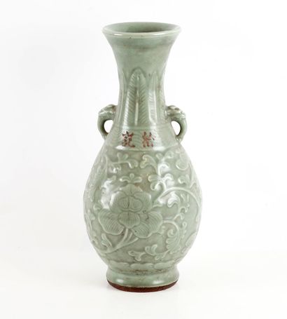 null CHINE / CHINA 

Vase balustre en céladon Longquan à décors de fleurs de pivoines....