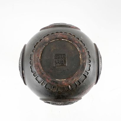 null CHINE / CHINA


Vase ajouré en cuivre décoré d'un médaillon de dragon. Avec...