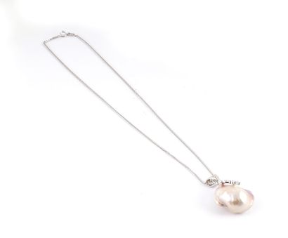 null PERLE / PEARL

Necklace in silver metal decorated with a baroque pearl. 

Height...