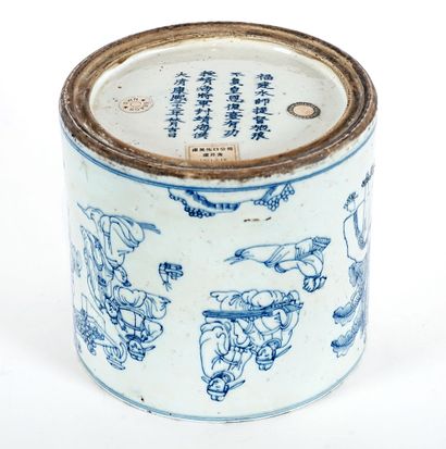 null CHINE / CHINA 

A blue and white 'Chess of War' citational scholar brush pot....