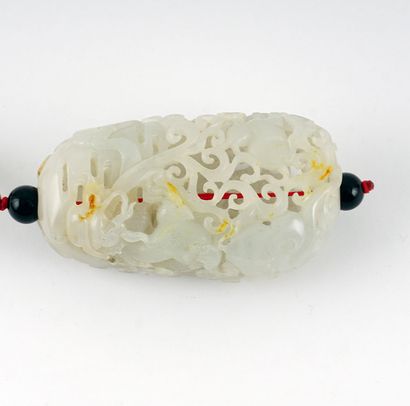 null JADE

Pendant finely carved in white jade slightly veined with rust. 
China,...