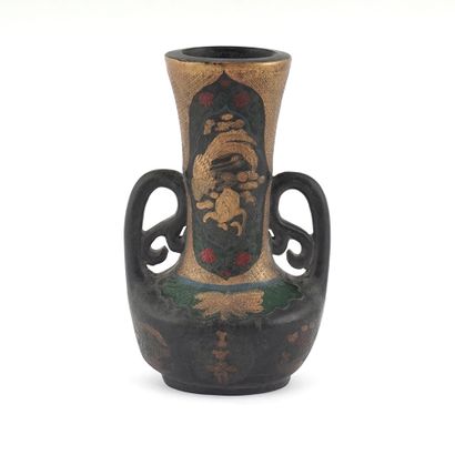 null CHINE / CHINA

Vase foncé, doré et peint. 

Hauteur : 19cm - 7 1/2"