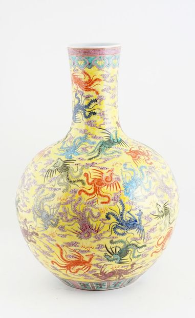 null CHINE / CHINA 

Important yellow baluster vase with some phoenix depicted on...