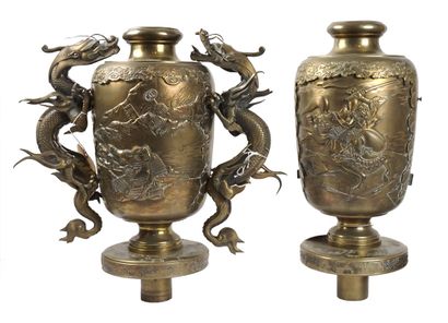 null PÉRIODE MEIJI / MEIJI PERIOD

Two bronze vases on a tray, with handles in the...