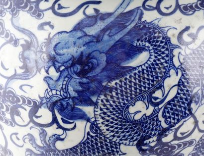 null CHINE / CHINA

Pair of important blue and white covered jar. We can see a dragon...