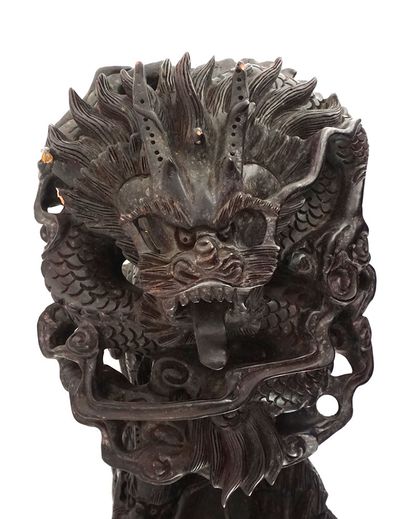 null CHINE / CHINA

Important sceptre ruyi en bois pourpre et sa base. Il est décoré...