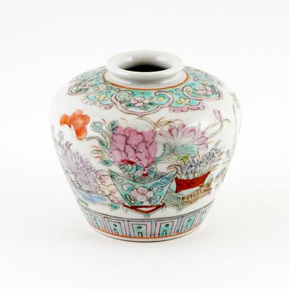 null FAMILLE ROSE

Famille Rose jar decorated with a garden. Kwang-hsu reign mark....