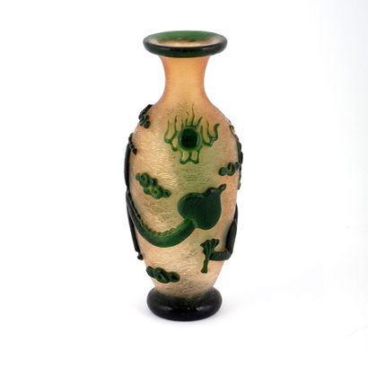 null CHINE / CHINA

Vase bouteille en verre de Pékin à glaçure verte. Marque du règne...
