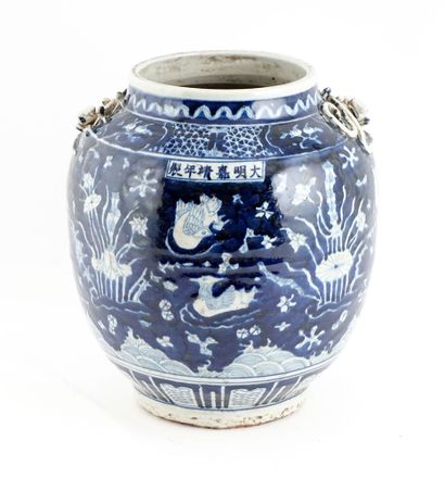 null CHINE / CHINA 

Blue and white jar decorated with a fish's pond. 

Height :...