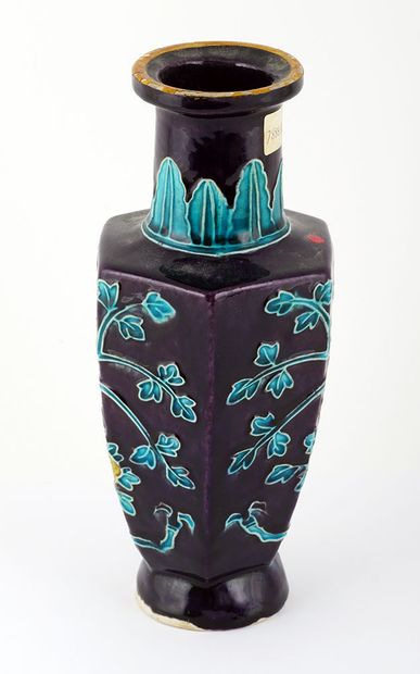 null FAHUA 

Vase hexagonal en céramique de style Fahua, à décor de fleurs sur fond...