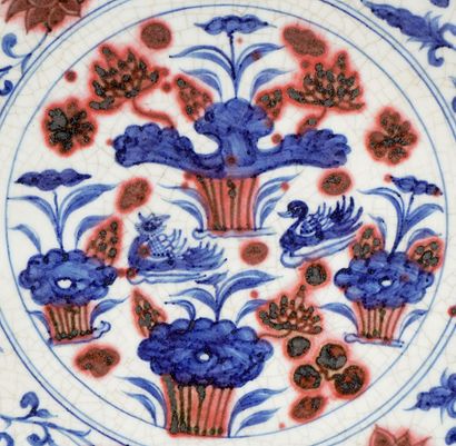 null CHINE / CHINA 

Un grand plat de service bleu et rouge, décoré d'un motif de...