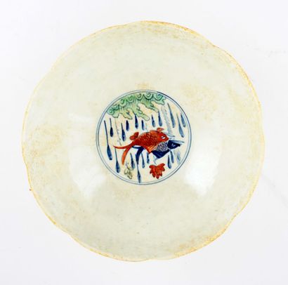 null FAMILLE VERTE

Famille verte petal bowl decorated with a fish's pond. Ch'eng-hua...