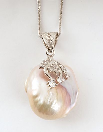 null PERLE / PEARL

Necklace in silver metal decorated with a baroque pearl. 

Height...