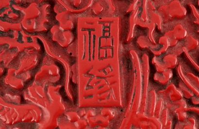 null CHINE / CHINA

Boîte en résine décorée d'un dragon et d'un phénix.

Hauteur...