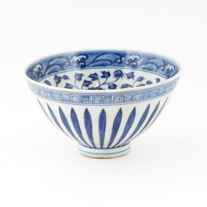 CHINE / CHINA

Blue and white bowl decorated...