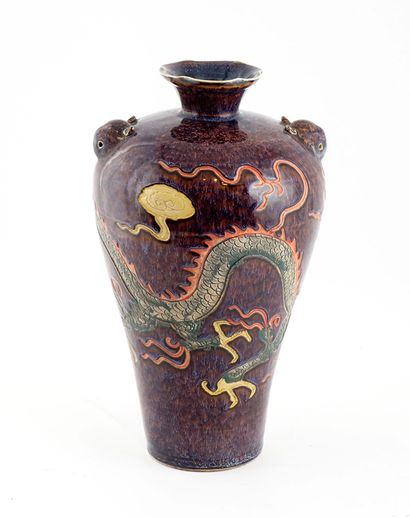 null CHINE / CHINA

Polychrome vase decorated with a dragon. 

Height : 32cm - 12...