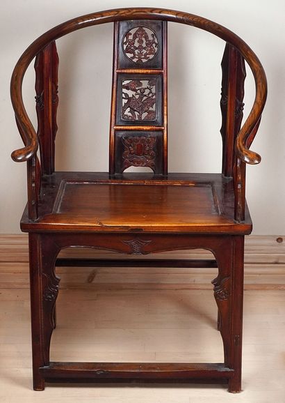 null NINGBO

Paire de fauteuils, en bois de Yumu. Chine, travail de Ningbo, fin XIXe...