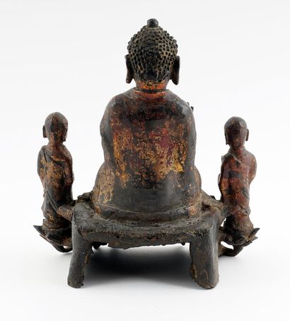 null BOUDDHA / BUDDHA

Bouddha accompagné de deux petits sumo.
Chine, Époque Ming...