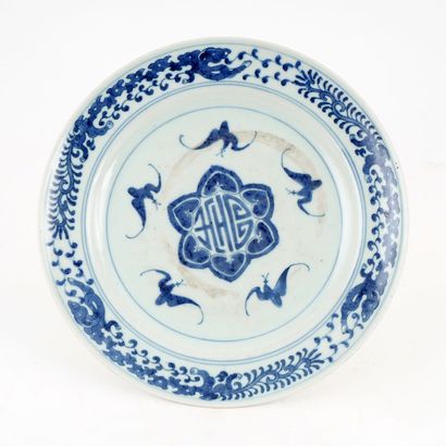 null CHINE / CHINA 


Une soucoupe bleue et blanche décorée de cinq chauves-souris....