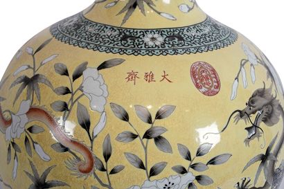 null CHINE / CHINA 

Vase globulaire de la Famille Rose "Court Élégante" à fond jaune....