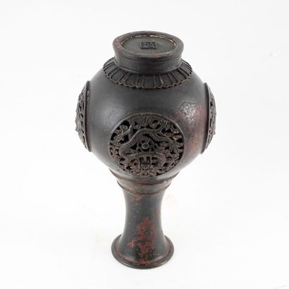 null CHINE / CHINA


Vase ajouré en cuivre décoré d'un médaillon de dragon. Avec...