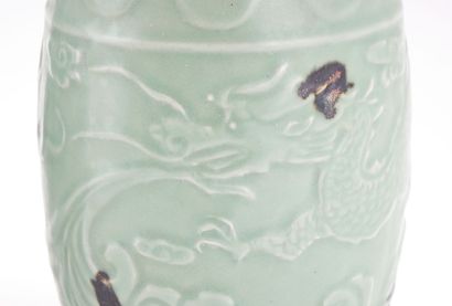 null CHINE / CHINA

Pair of celadon glazed vases decorated with dragons.

Height...