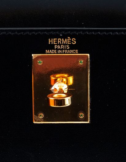 null HERMÈS KELLY 28
Sac Hermès Retourne Kelly 28, en cuir noir, bandoulière, attaches...