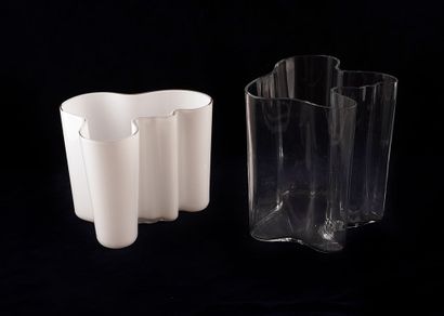 null ALVAR AALTO 

Paire de vases de l'artiste Alvar Aalto. Un est transparent, l'autre...