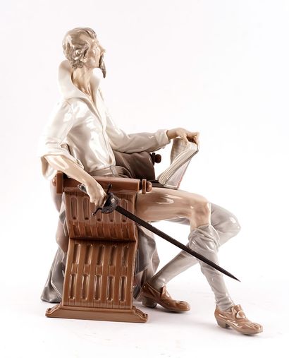 null LLADRO 

Figure en porcelaine représentant Don Quixotte assis lisant un livre...