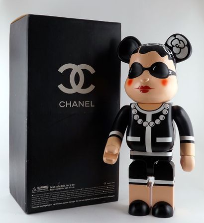 null CHANEL (PARIS)
Figurine Coco Chanel dite "Bearbrick"
Figurine dite "Bearbrick"...