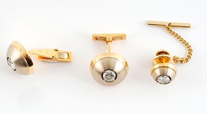 null 18K GOLD
Cufflinks, tie pin in 18K yellow gold set with approximately 0.50ct...