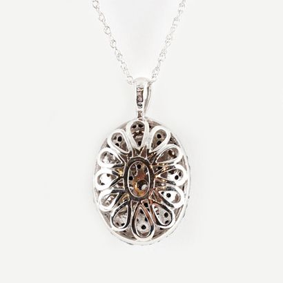 null 14K GOLD DIAMONDS
Chain and openwork pendant in 14K white gold paved with diamonds.
Gross...