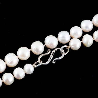 null OR 18K PERLES / 18K PEARLS
Collier composé de perles blanches, fermoir en or...