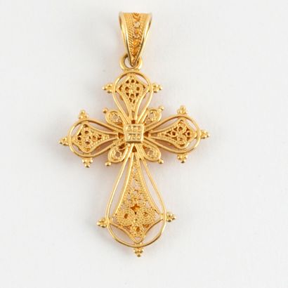 null OR 18K RUBIS / 18K GOLD RUBIES
Pendentif ciselé croix grecque en or jaune 18K...