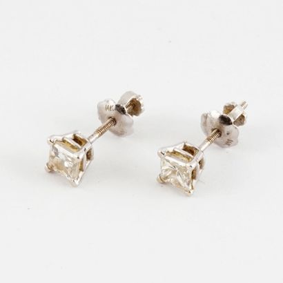 null 14K GOLD DIAMOND
Pair of 14K white gold earrings set with a diamond, clarity:...