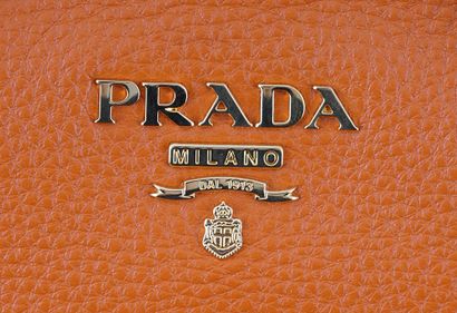 null PRADA 
Sac signé Prada en cuir orangé. 
Largeur : 41cm - 16 1/4"
Hauteur : 33cm...