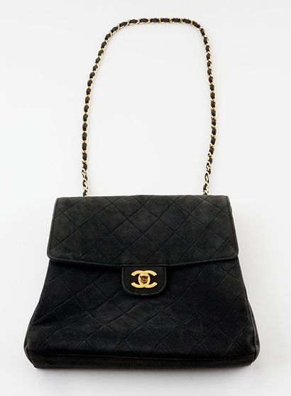 null CHANEL 
Sac noir en daim signé Chanel. 
Largeur : 24cm - 9 1/2"
Hauteur : 23cm...