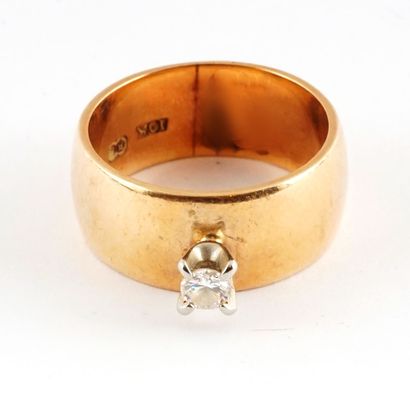 null 10K GOLD DIAMOND
10K yellow gold ring set with an approximately 0.18ct round...