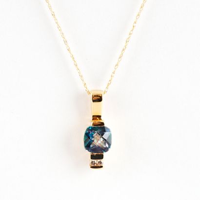 null 14K GOLD 
Chain and pendant in 14K yellow gold set with a faceted blue stone.
Gross...