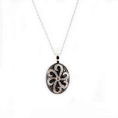 null 14K GOLD DIAMONDS
Chain and openwork pendant in 14K white gold paved with diamonds.
Gross...