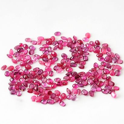 null RUBIS / RUBIES
Lot de rubis naturels taille ovale totalisant 45.91 ct approximativement,...