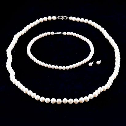 null 18K PEARLS
Necklace composed of white pearls, 18K white gold clasp and pair...