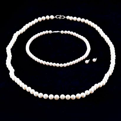 null OR 18K PERLES / 18K PEARLS
Collier composé de perles blanches, fermoir en or...