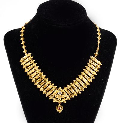 null 22K GOLD
22K gold openwork necklace set with 2 stones.
Gross Weight: 24.4g
Length:...